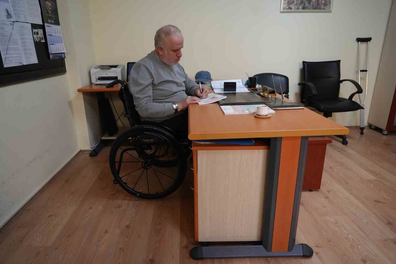 SAMSUN'DA ÇOCUK FELCİ SONRASI HAYATINI TEKERLEKLİ SANDALYEDE SÜRDÜREN REHBER ÖĞRETMEN HASAN TAHSİN...