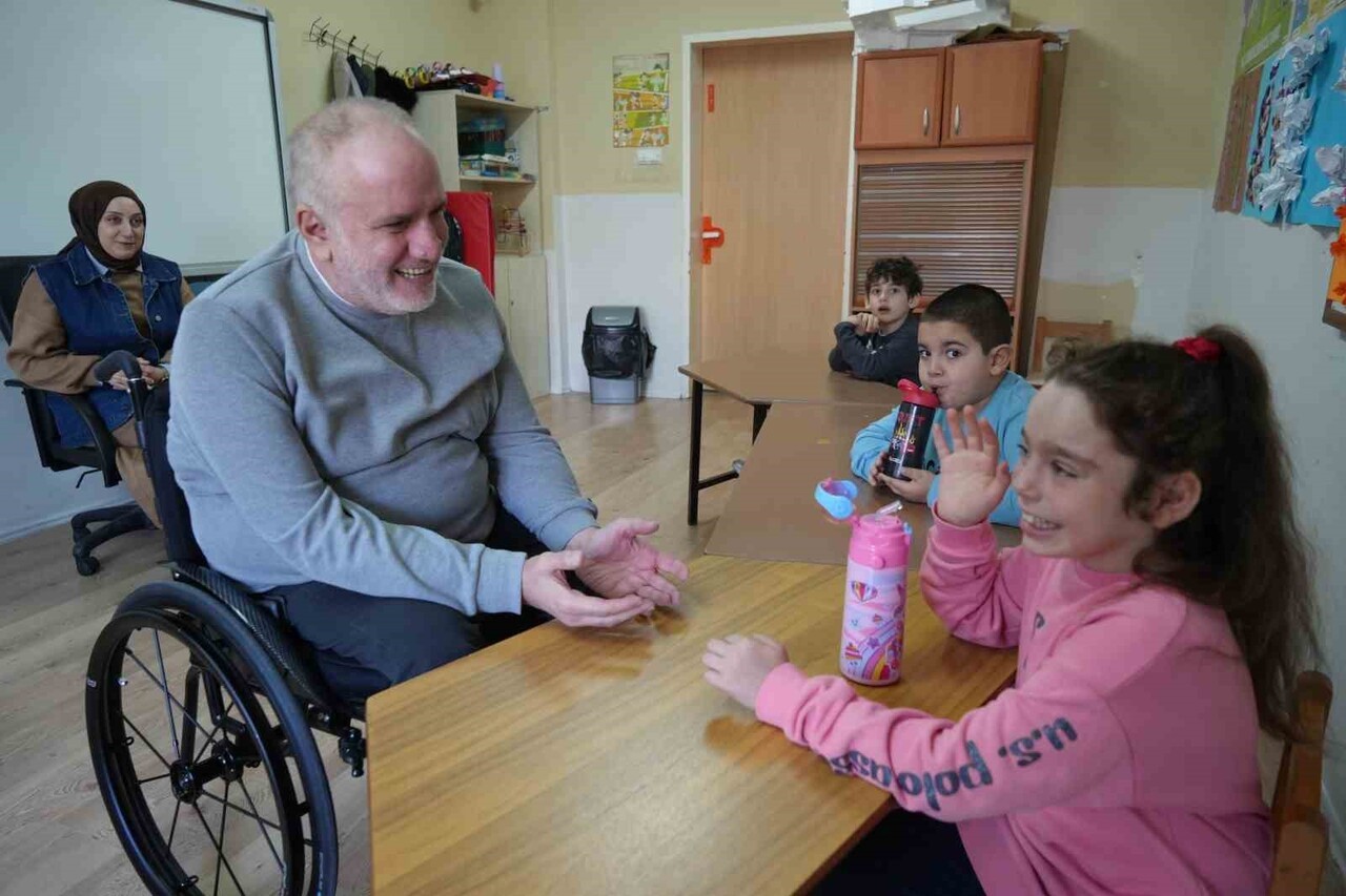 SAMSUN'DA ÇOCUK FELCİ SONRASI HAYATINI TEKERLEKLİ SANDALYEDE SÜRDÜREN REHBER ÖĞRETMEN HASAN TAHSİN...
