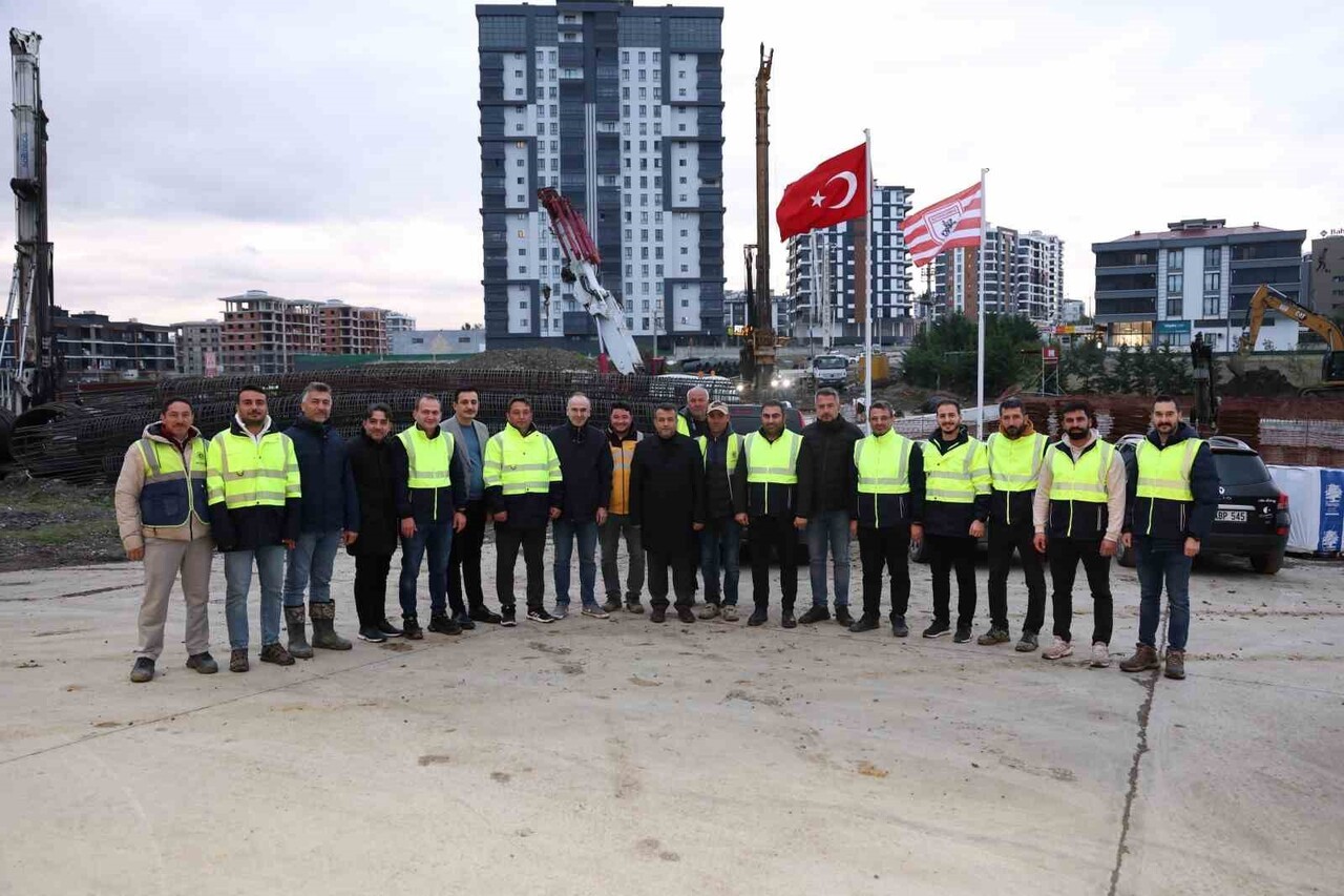 SAMSUN BÜYÜKŞEHİR BELEDİYESİ, EŞİT HİZMET İLKESİ DOĞRULTUSUNDA 17 İLÇEDE YOL AĞLARINI...