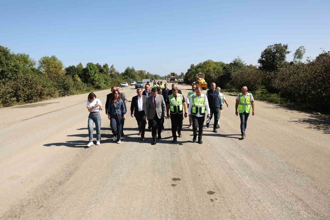 SAMSUN BÜYÜKŞEHİR BELEDİYESİ, EŞİT HİZMET İLKESİ DOĞRULTUSUNDA 17 İLÇEDE YOL AĞLARINI...