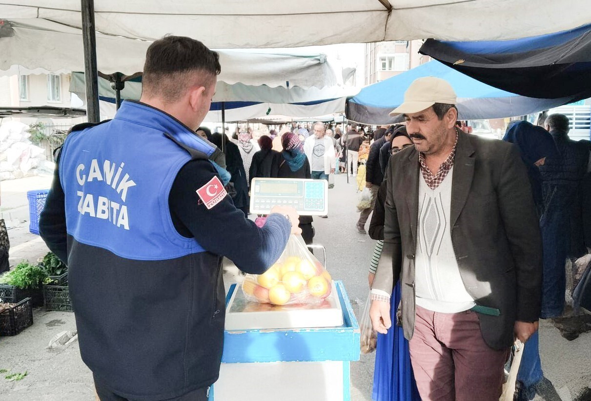 SAMSUN CANİK BELEDİYESİ, İLÇEDE KURULAN SEMT PAZARLARINDA DENETİM VE KONTROLLERİNE ARALIKSIZ BİR...