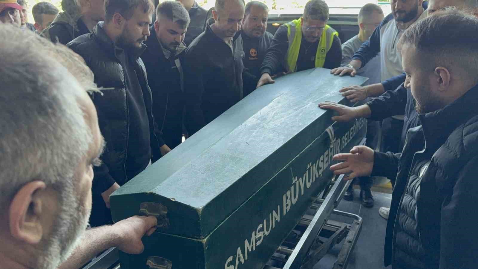 SAMSUN’DA ARKADAŞLAR ARASINDA ARIZA YAPAN VE ÇEKİCİ ÜZERİNDEKİ ARAÇ ÜZERİNDE YOLCULUK SIRASINDA...