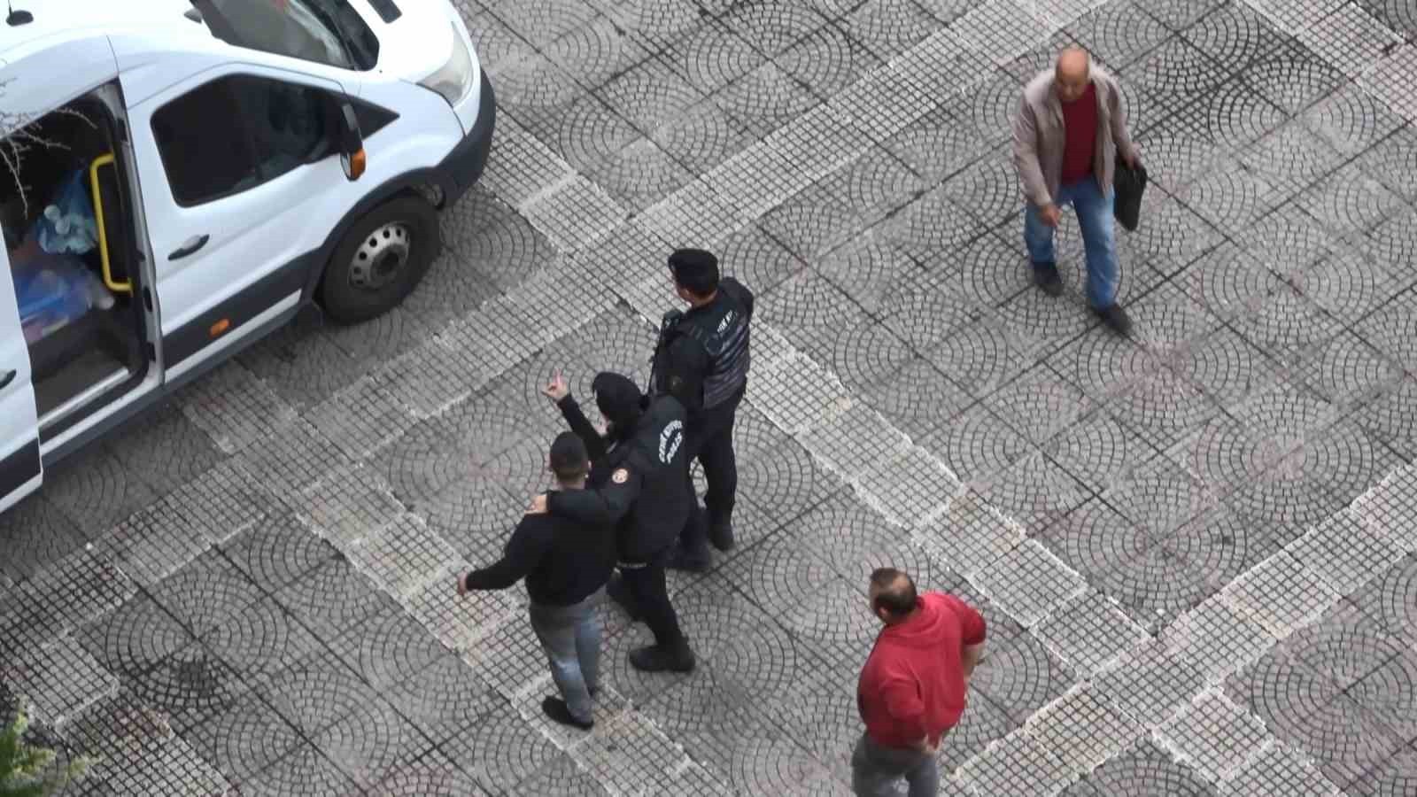 SAMSUN’DA İKİ KİŞİNİN KARIŞTIĞI KAVGADA ŞAHISLAR BİRBİRİNE UÇAN TEKME VE YUMRUKLARLA SALDIRDI....