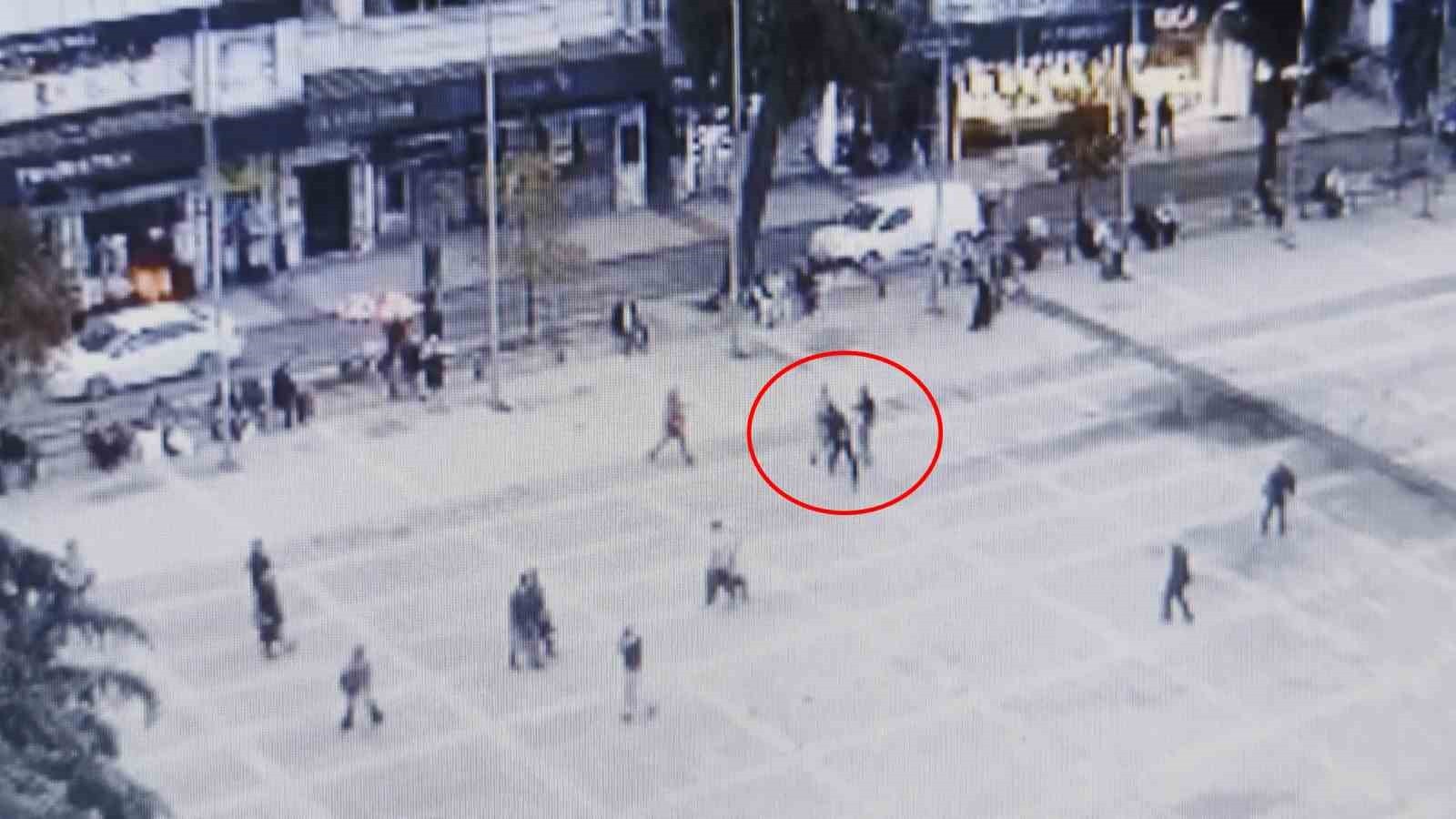 SAMSUN’DA İKİ KİŞİNİN KARIŞTIĞI KAVGADA ŞAHISLAR BİRBİRİNE UÇAN TEKME VE YUMRUKLARLA SALDIRDI....