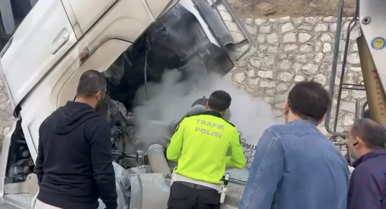 SAMSUN’DA SEYİR HALİNDEKİ ÇEKİCİNİN MOTOR BÖLÜMÜNDE ÇIKAN YANGIN, POLİS EKİPLERİNİN HIZLI...