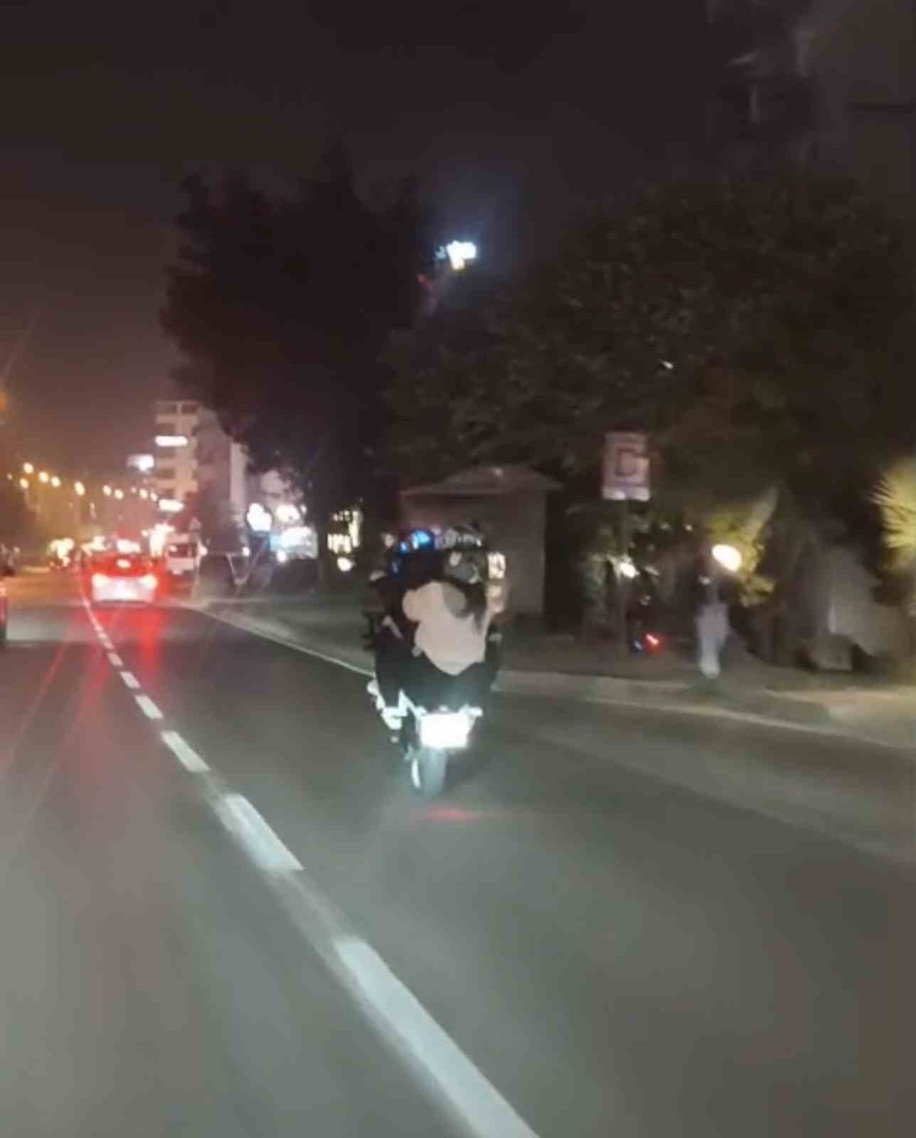 SAMSUN’DA SOSYAL MEDYADA PAYLAŞILAN MOTOSİKLET İLE TRAFİK İHLALİ YAPAN SÜRÜCÜYE 4 BİN 143 LİRA...