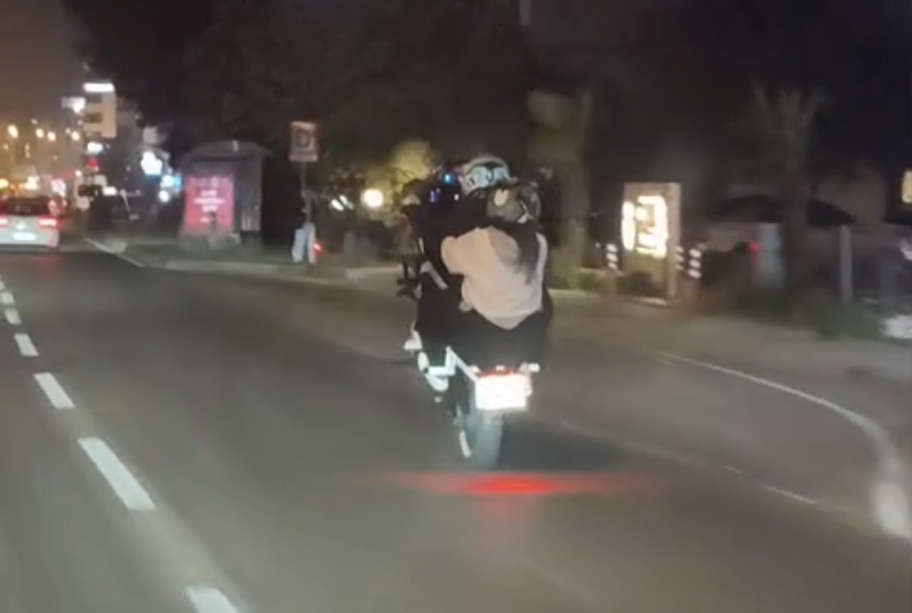 SAMSUN’DA SOSYAL MEDYADA PAYLAŞILAN MOTOSİKLET İLE TRAFİK İHLALİ YAPAN SÜRÜCÜYE 4 BİN 143 LİRA...