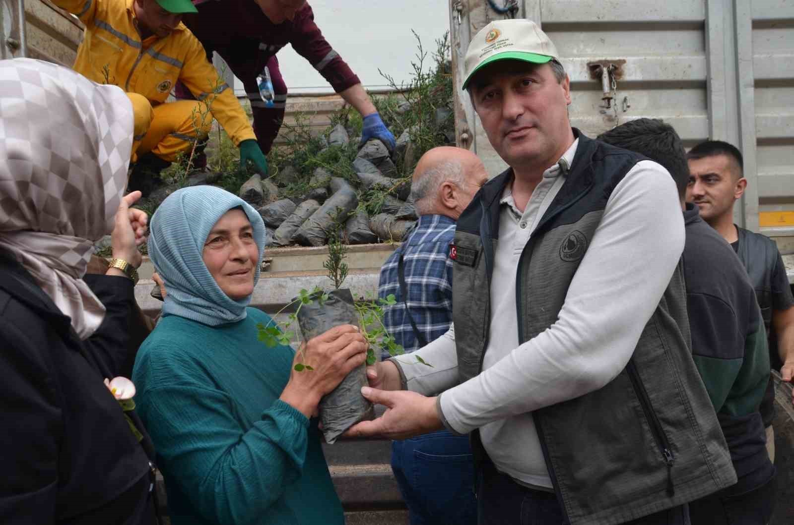 SAMSUN’UN BAFRA İLÇESİNDE, 11 KASIM MİLLİ AĞAÇLANDIRMA GÜNÜ DOLAYISIYLA VATANDAŞLARA FİDAN...