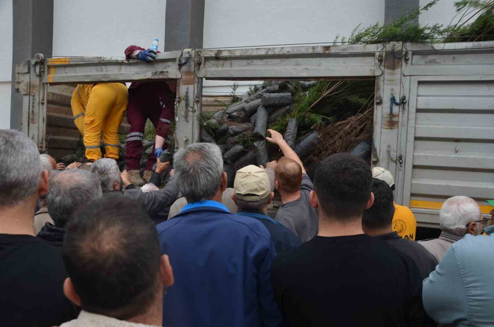 SAMSUN’UN BAFRA İLÇESİNDE, 11 KASIM MİLLİ AĞAÇLANDIRMA GÜNÜ DOLAYISIYLA VATANDAŞLARA FİDAN...