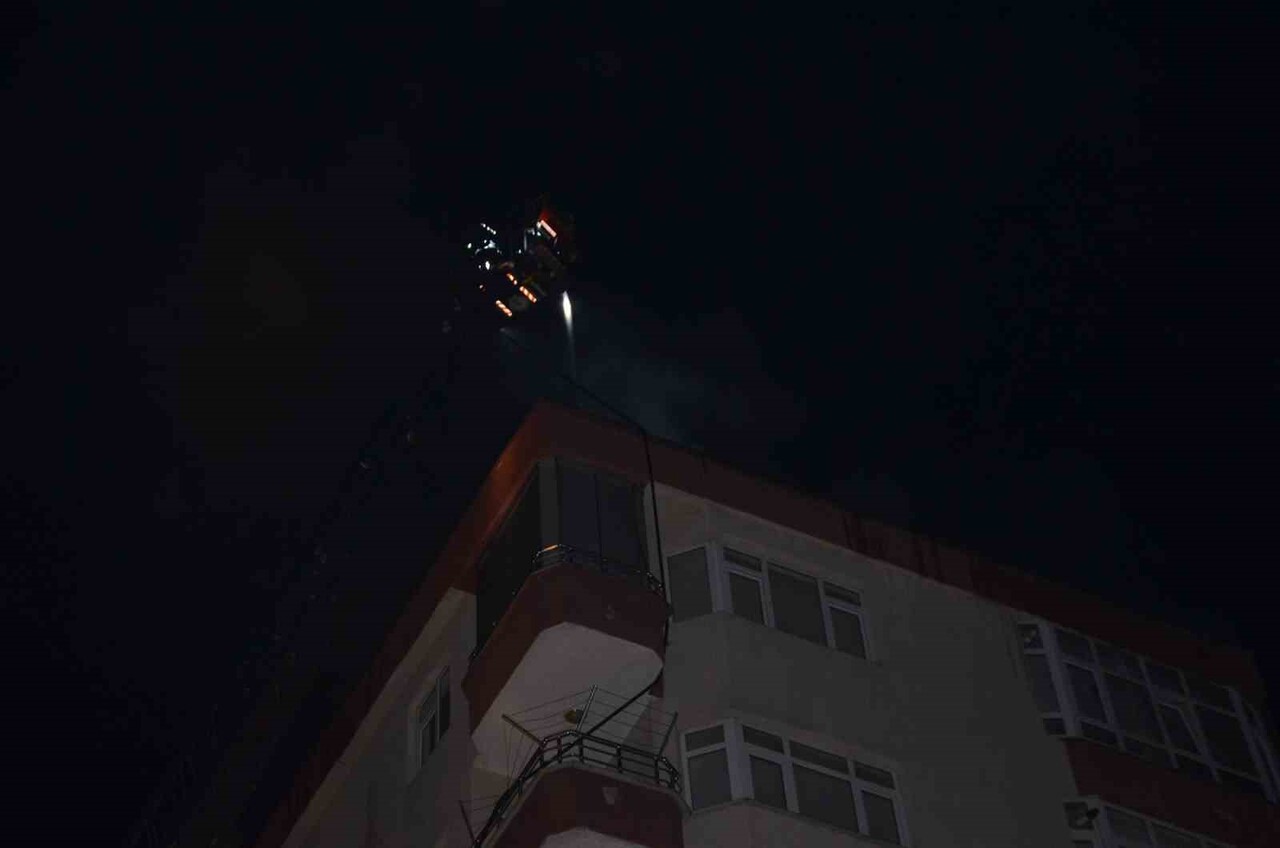 SAMSUN’UN BAFRA İLÇESİNDE BULUNAN 7 KATLI BİR APARTMANIN ÇATI KATINDA İZOLASYON ÇALIŞMASI...