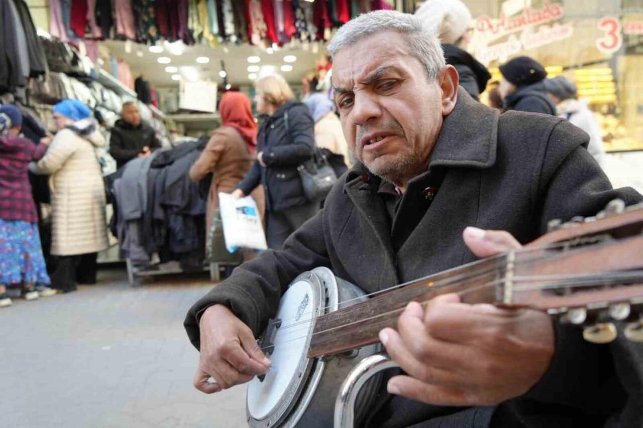 SAMSUN’UN CANİK BELEDİYESİ, ŞEHRİN SEVİLEN SOKAK SANATÇISI CÜMBÜŞÇÜ HASAN'IN ADINI, HATIRALARIYLA...
