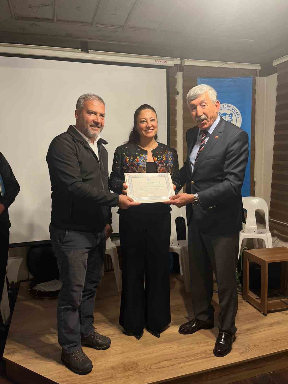 SANATÇILARA ŞÜKRAN BERATI TAKDİMİ İLE TÜRKÜ VE KÜLTÜR ZİYAFETİ SONA ERDİ.