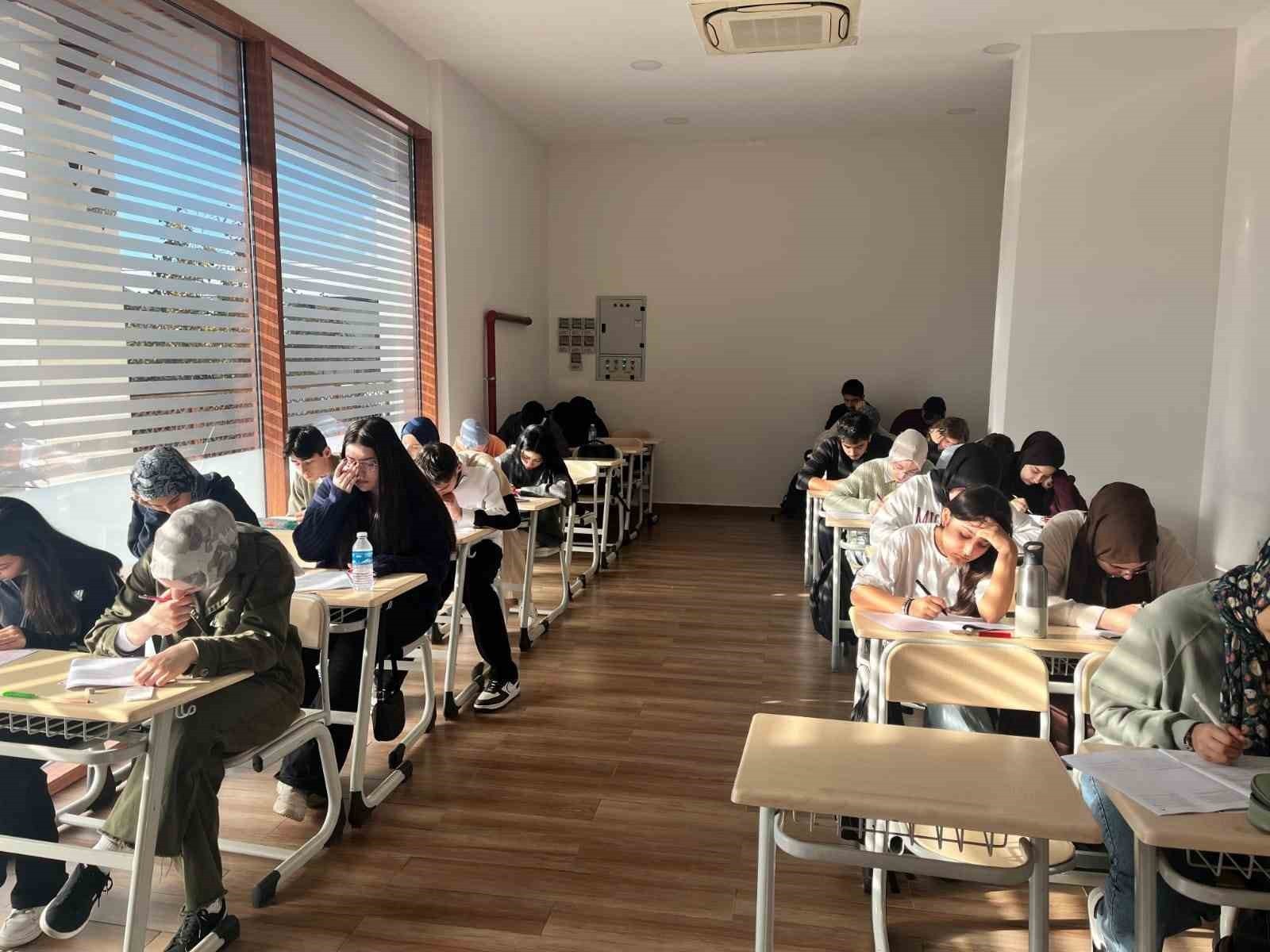 SANCAKTEPE BELEDİYESİ'NDEN GENÇLERE GERÇEĞİNİ ARATMAYAN TYT DENEME SINAVI