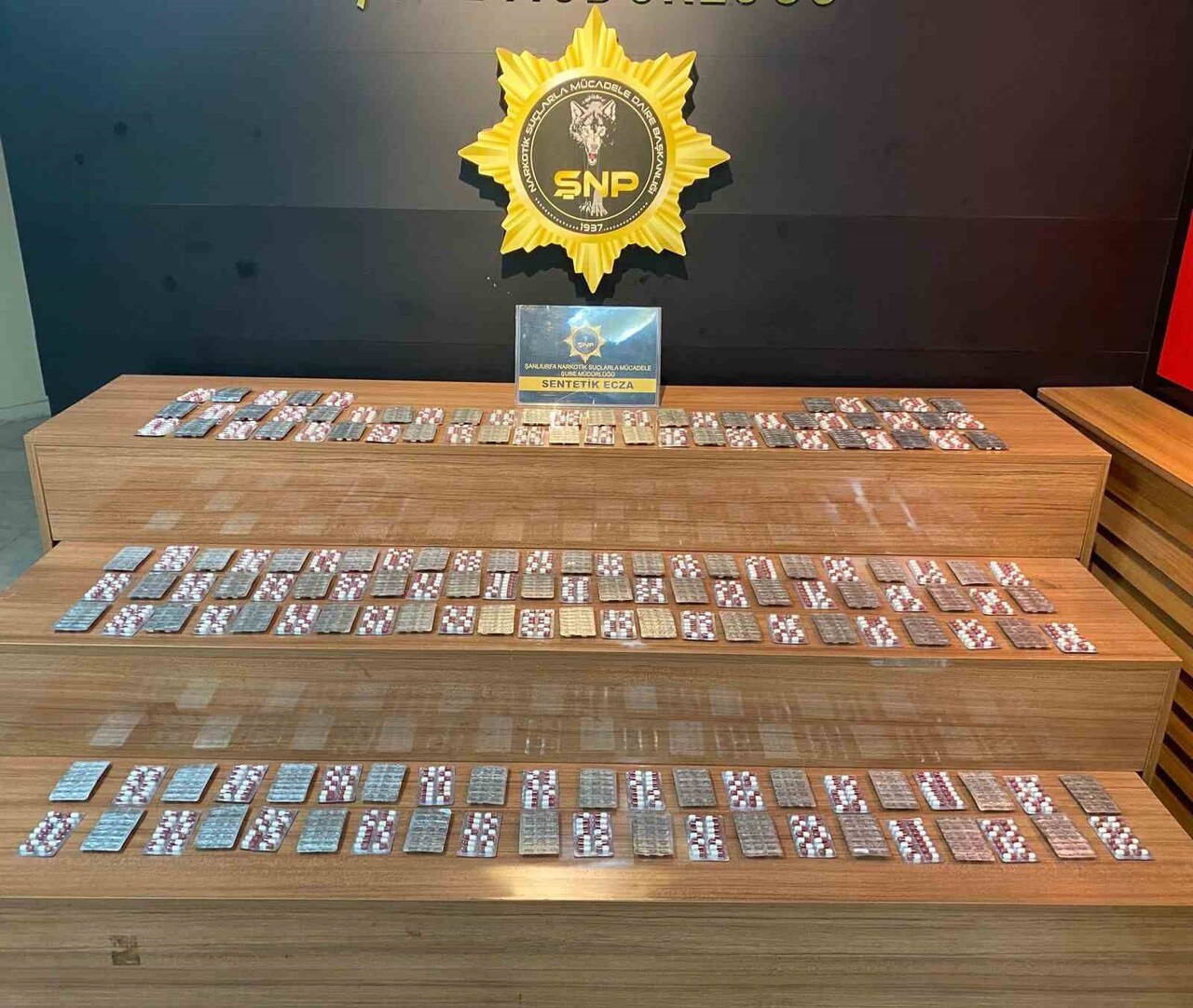 ŞANLIURFA'DA 2 BİN 404 ADET UYUŞTURUCU HAP İLE YAKALANAN ŞAHIS GÖZALTINA ALINDI.