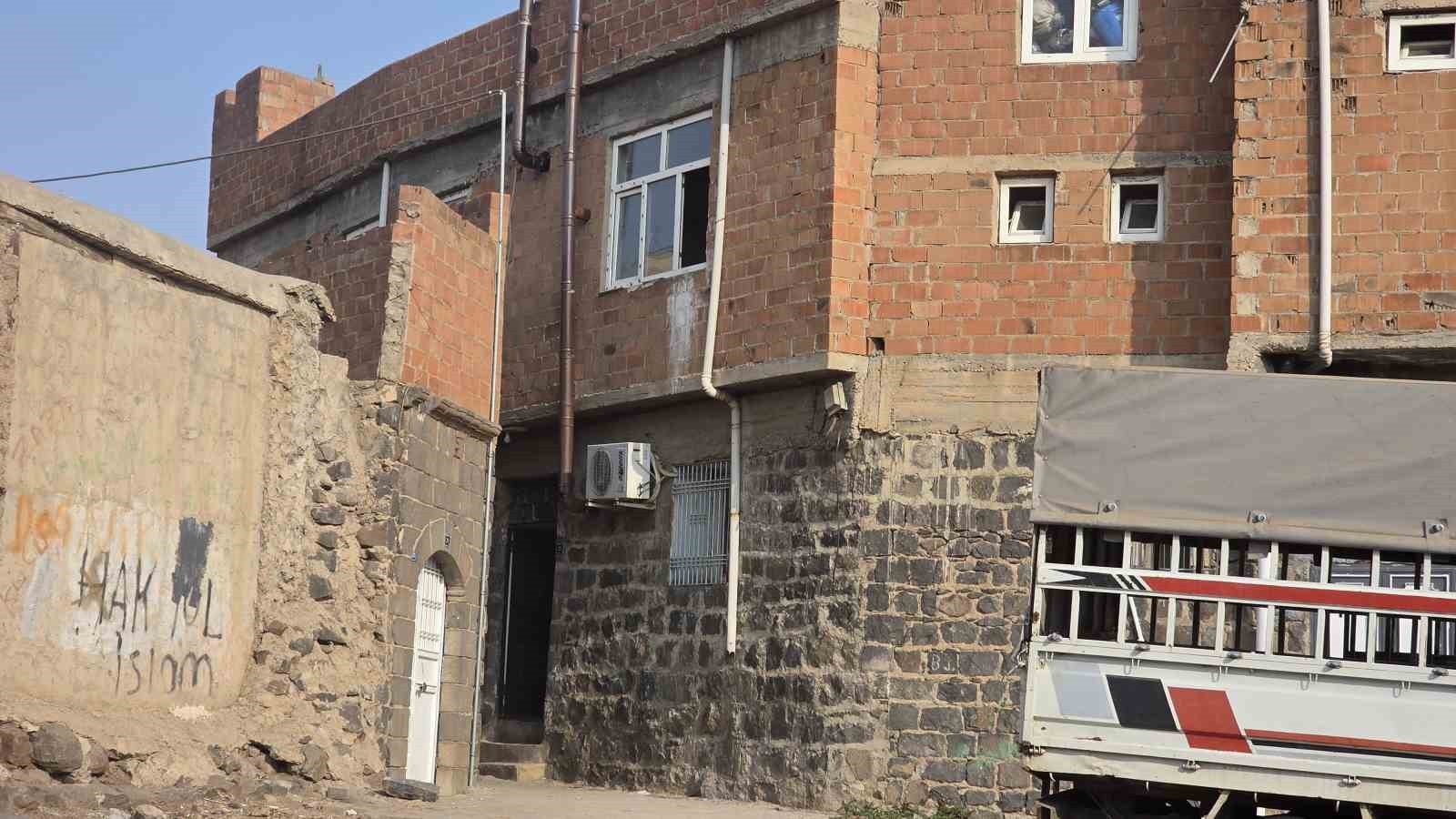 ŞANLIURFA'NIN SİVEREK İLÇESİNDE BİR EVDE HUSUMETLİ TARAFLAR ARASINDA ÇIKAN SİLAHLI ÇATIŞMADA 1...