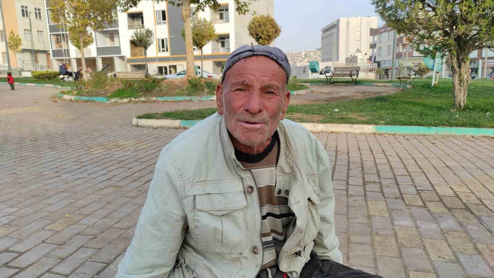 ŞANLIURFA’DA 70 YAŞINDAKİ YAŞLI ADAM SÜRÜNEREK YAŞIYOR