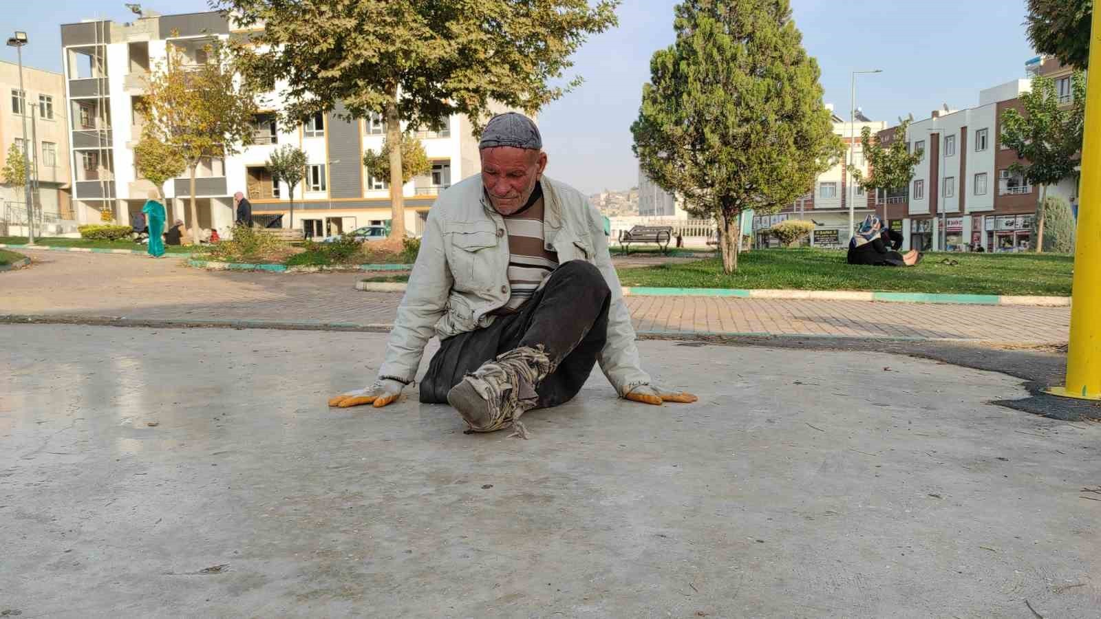 ŞANLIURFA’DA 70 YAŞINDAKİ YAŞLI ADAM SÜRÜNEREK YAŞIYOR