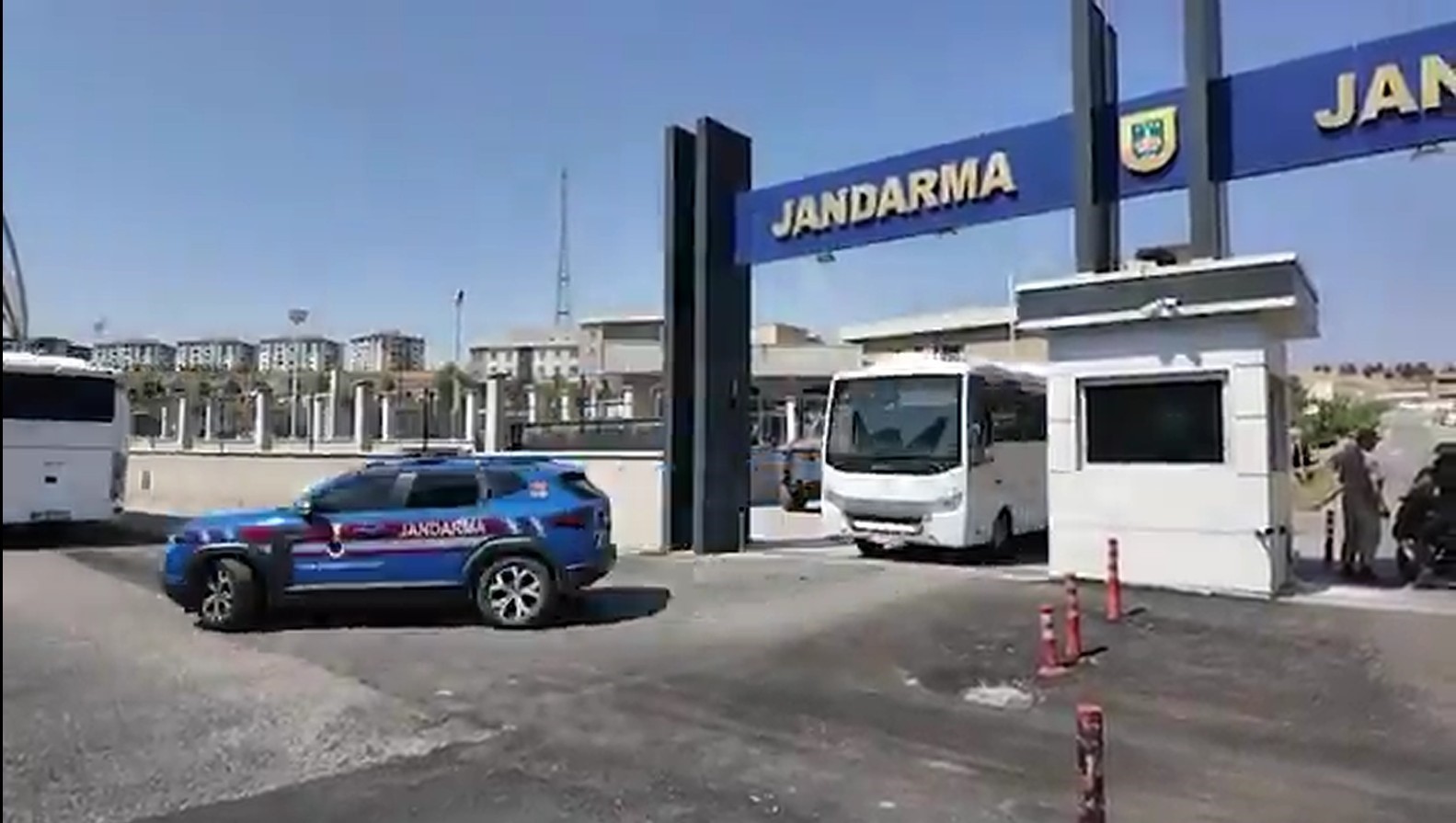 ŞANLIURFA’DA DÜZENLENEN OPERASYONDA ÇOK SAYIDA SİLAH VE MÜHİMMAT ELE GEÇİRİLDİ, 2 ŞÜPHELİ...