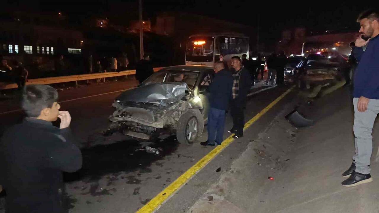 ŞANLIURFA’DA ZİNCİRLEME TRAFİK KAZASI: 5 YARALI