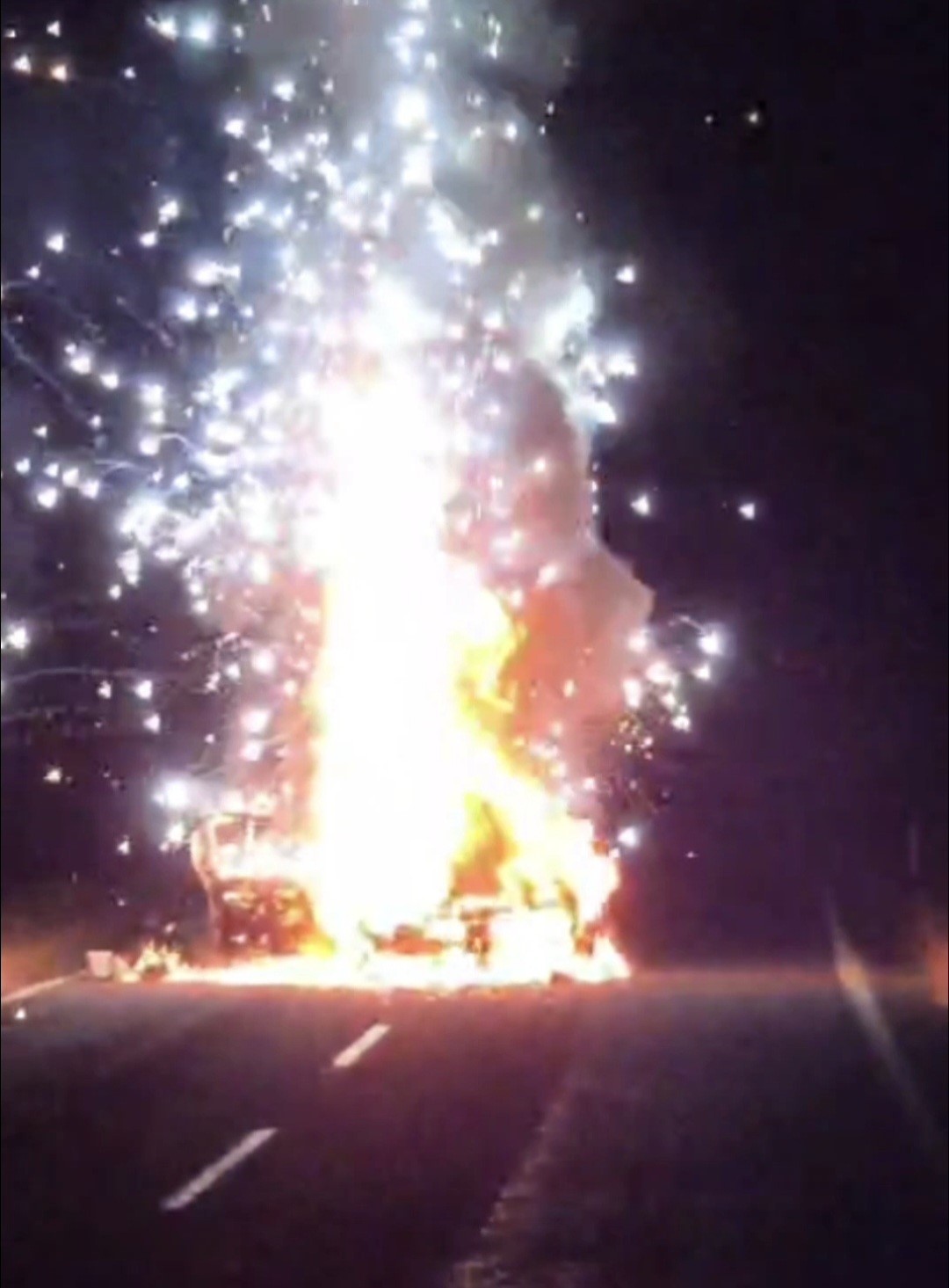 ŞANLIURFA’NIN HİLVAN İLÇESİNDE MEYDANA GELEN TRAFİK KAZASININ ARDINDAN ALEV ALAN OTOMOBİLDE ART...