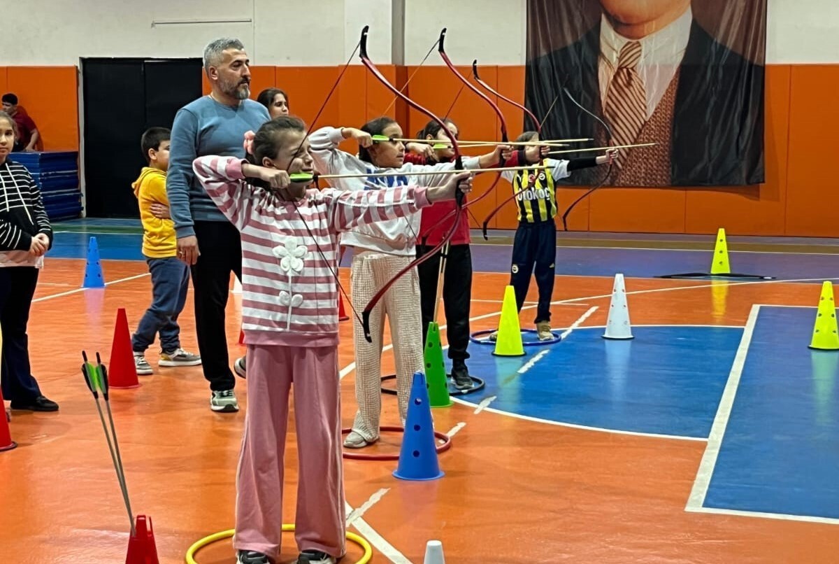 SARIGÖL GENÇLİK VE SPOR İLÇE MÜDÜRLÜĞÜ BÜNYESİNDE AÇILAN GELENEKSEL TÜRK OKÇULUĞU KURSU, ÇOCUKLAR...