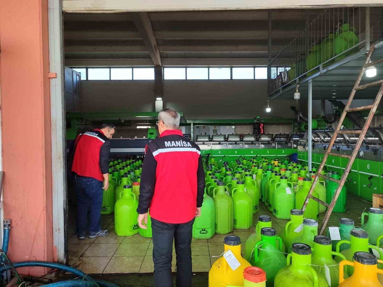 SARIGÖL İLÇE TARIM VE ORMAN MÜDÜRLÜĞÜ EKİPLERİ, İLÇEDE FAALİYET GÖSTEREN YAĞHANE VE ZEYTİNYAĞI...