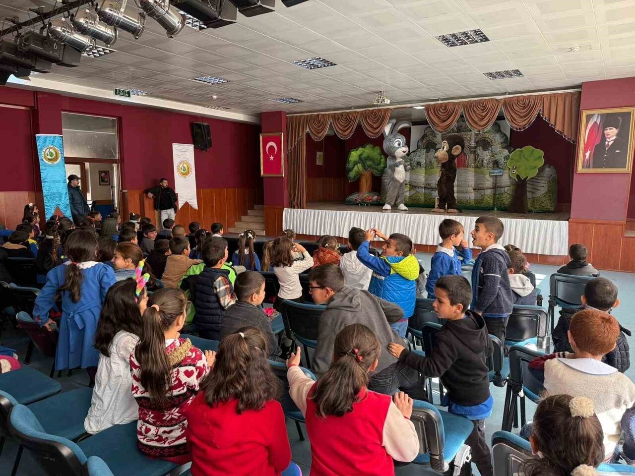 SARIKAMIŞ’TA “ŞARKILI ORMAN” OYUNUNA MİNİKLERDEN YOĞUN İLGİ(KARS-İHA)