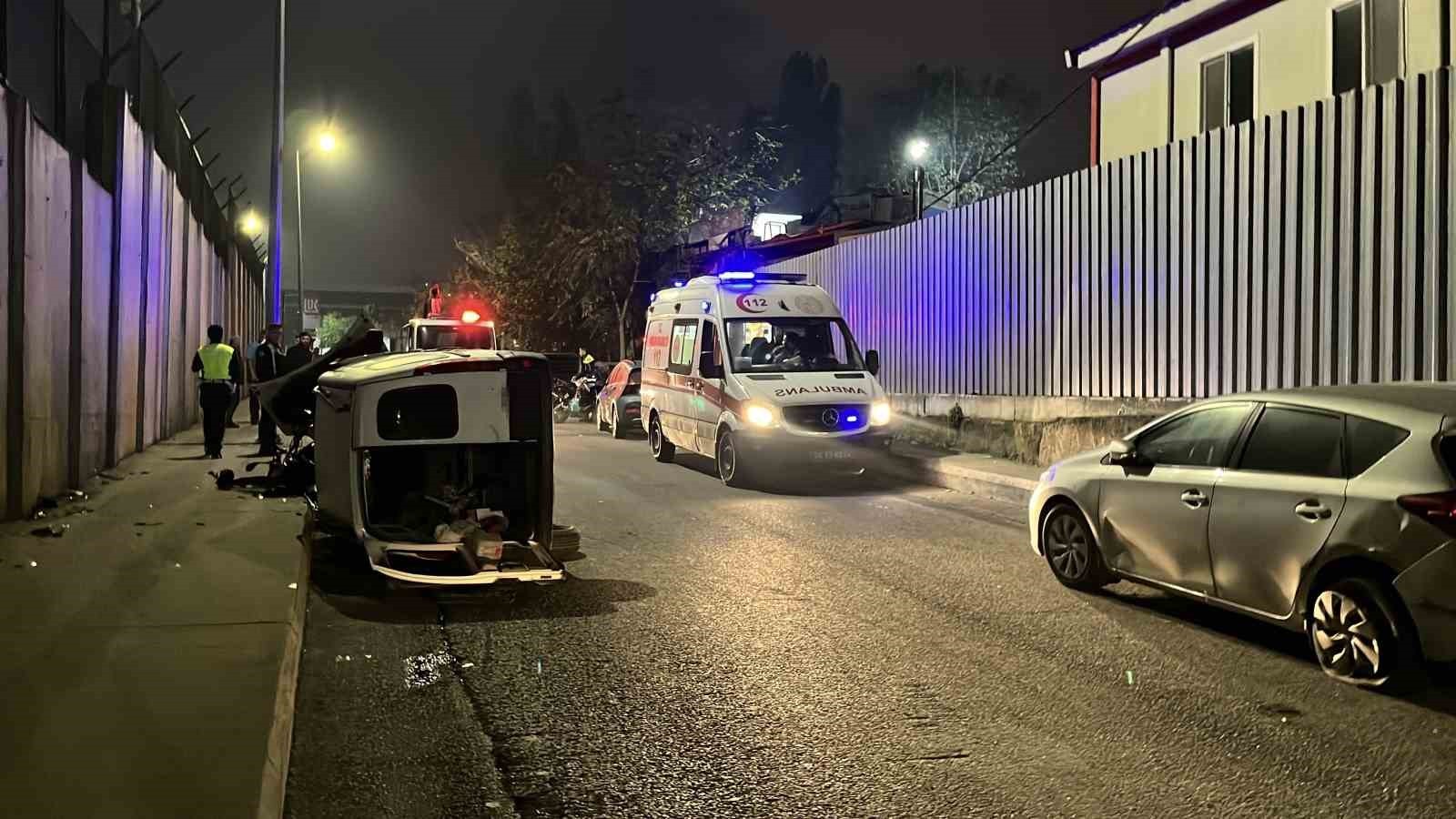 SARIYER'DE DİKKATSİZ SÜRÜCÜ ARACA ÇARPTIKTAN SONRA MOTORUN ÜZERİNE DEVRİLDİ: 2 YARALI