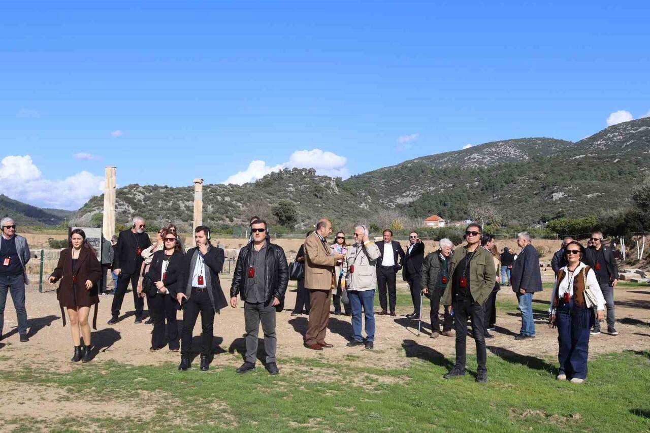 SAYA HOLDİNG’İN ANA SPONSORLUĞUNU ÜSTLENDİĞİ KLAROS ANTİK KENTİ’NDE DÜZENLENEN ÖZEL GEZİDE...