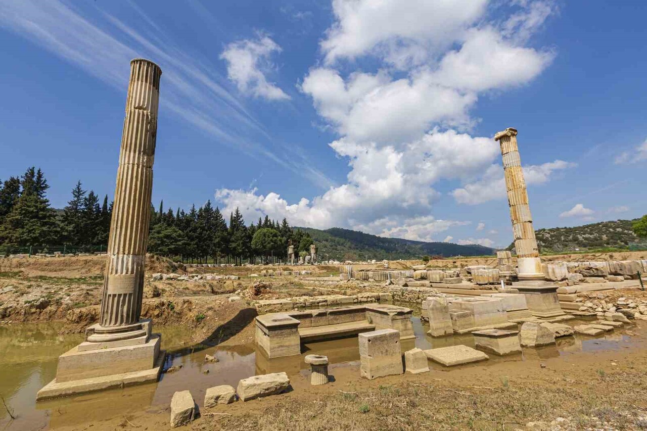 SAYA HOLDİNG’İN ANA SPONSORLUĞUNU ÜSTLENDİĞİ KLAROS ANTİK KENTİ’NDE DÜZENLENEN ÖZEL GEZİDE...