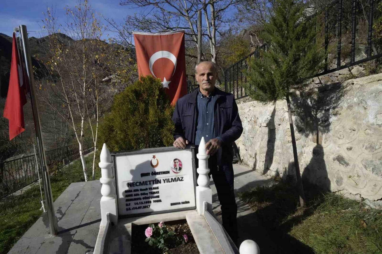 ŞEHİT ÖĞRETMEN NECMETTİN YILMAZ’IN BABASI HAMİT YILMAZ, ONSUZ GEÇEN DOKUZUNCU ÖĞRETMENLER GÜNÜ’NÜ...