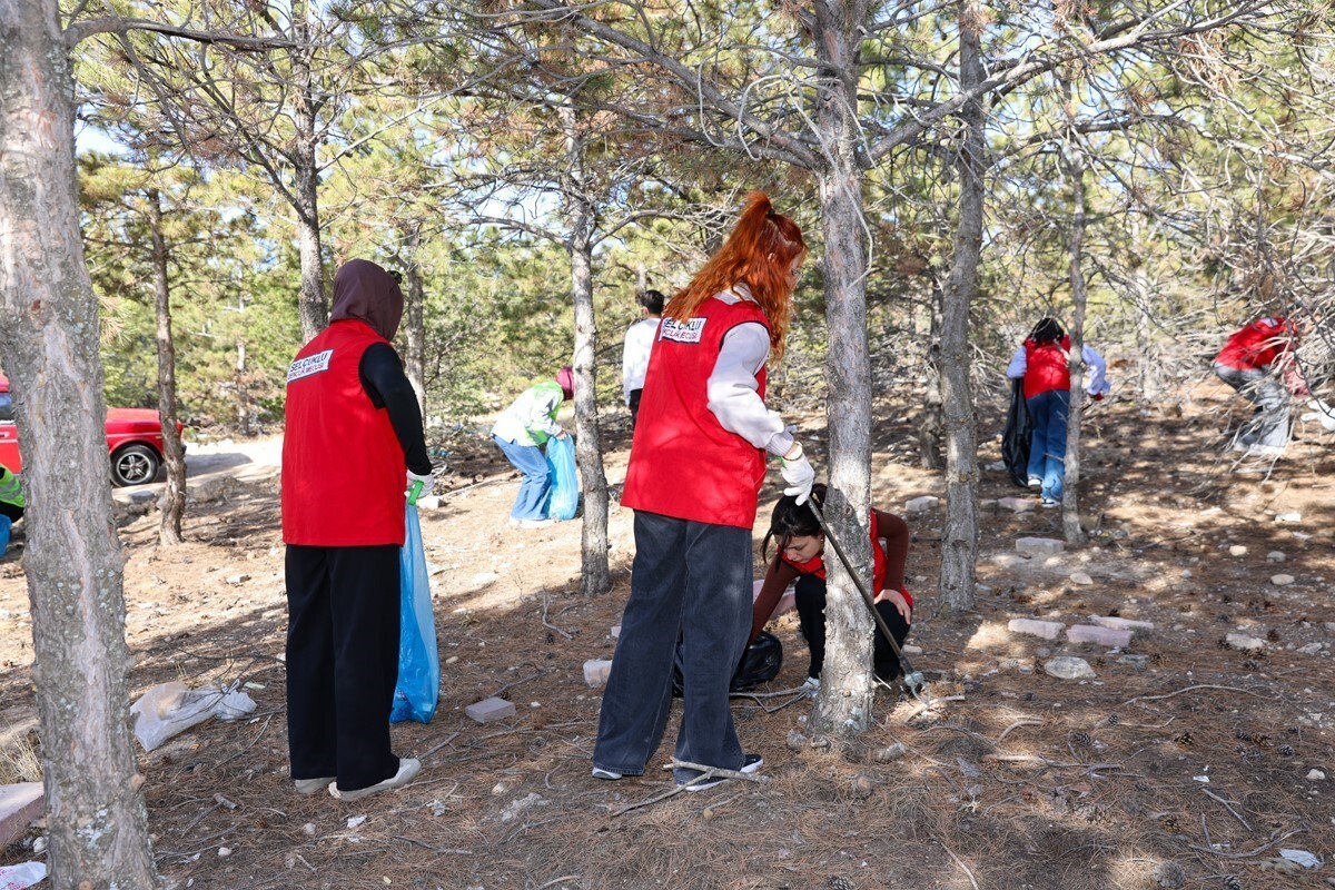 SELÇUKLU ÇEVRE VE SIFIR ATIK PLATFORMU TARAFINDAN "DOĞA İÇİN ADIM ATIYORUZ" SLOGANIYLA YÜRÜTÜLEN...