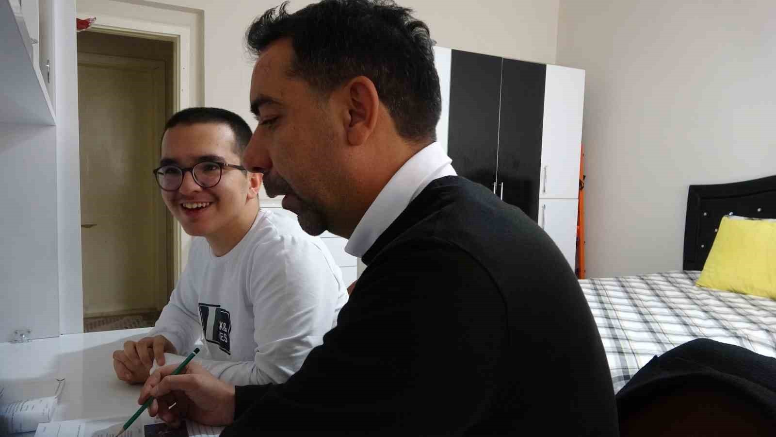 SEREBRAL PALSİ HASTASI 16 YAŞINDAKİ BERAN ADIN, YAKLAŞIK 10 YILDIR EVDE EĞİTİM ALIYOR. EĞİTİMİNE...