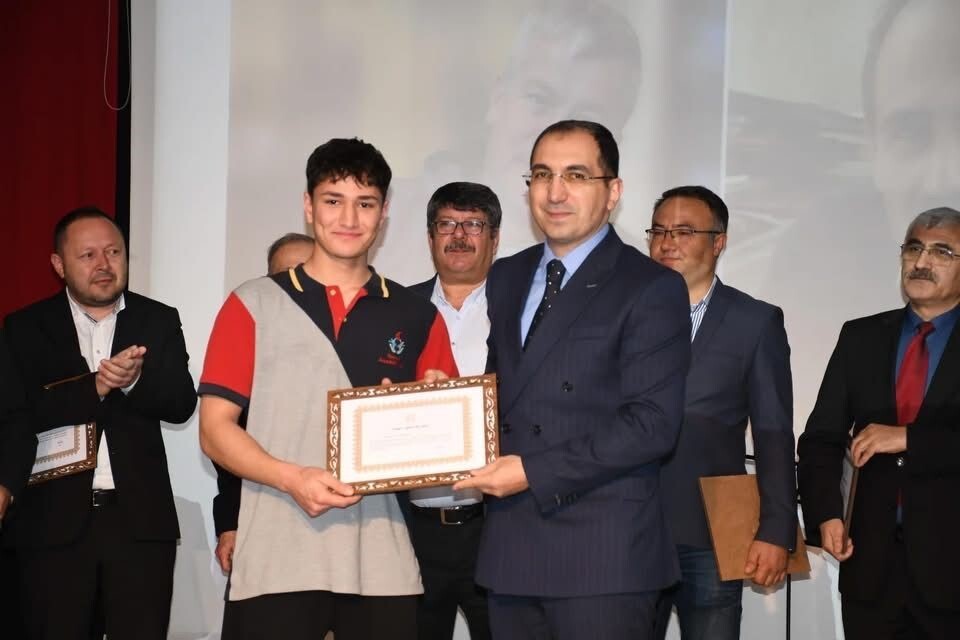 ŞEREF BELGESİ, TRAFİK KAZASINDA HAYATINI KAYBEDEN ÖĞRETMENİN OĞLUNA VERİLDİ