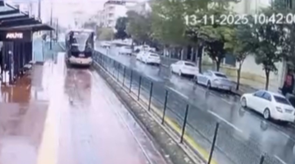 ŞİDDETLİ YAĞIŞIN ETKİLİ OLDUĞU GAZİANTEP'TE İÇERİSİNDE YÜZLERCE YOLCUNUN BULUNDUĞU TRAMVAYA...