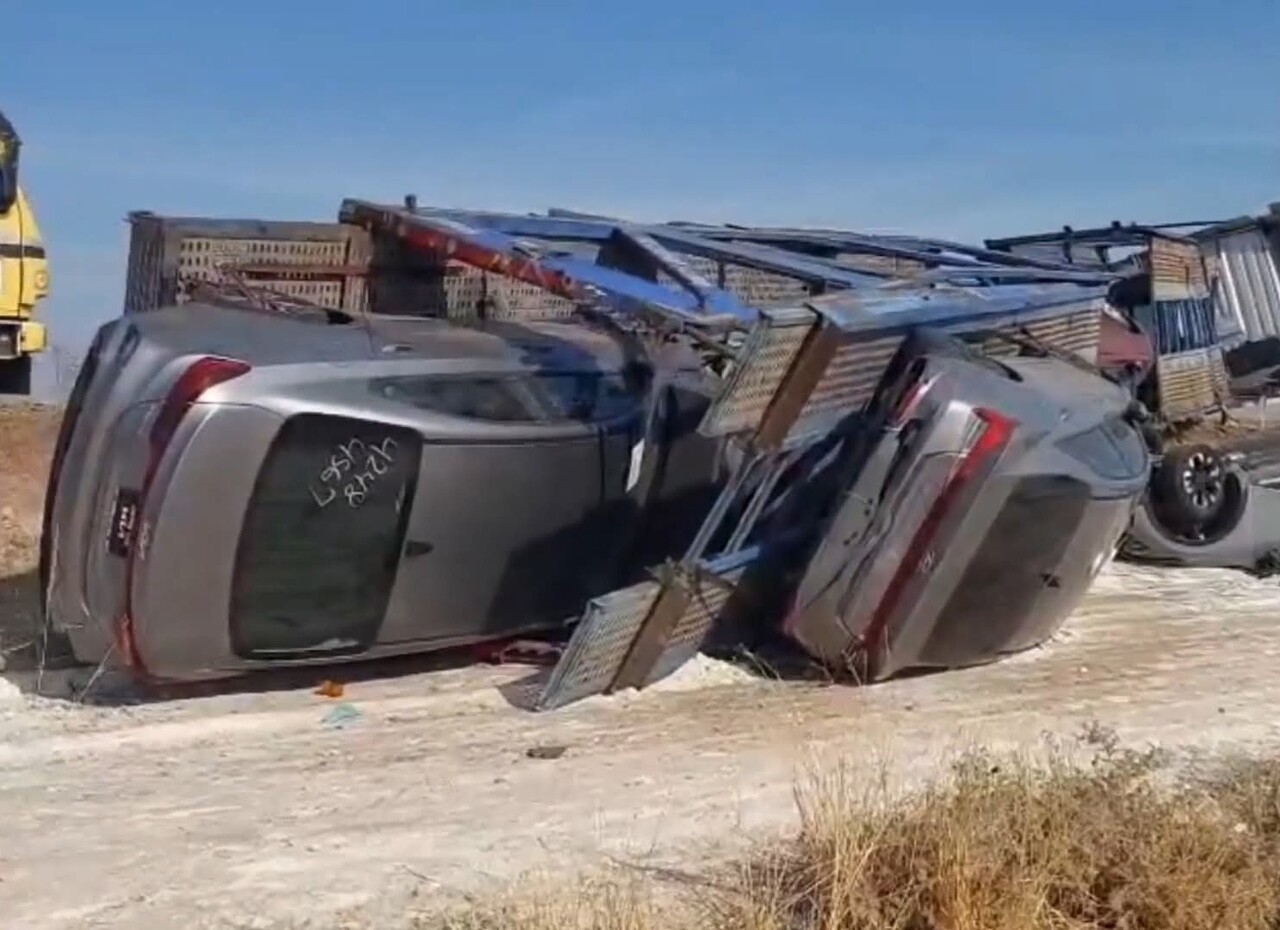 SIFIR ARAÇLARIN YÜKLÜ OLDUĞU TIRIN DEVRİLMESİYLE MİLYONLUK ARAÇLAR HASAR GÖRDÜ