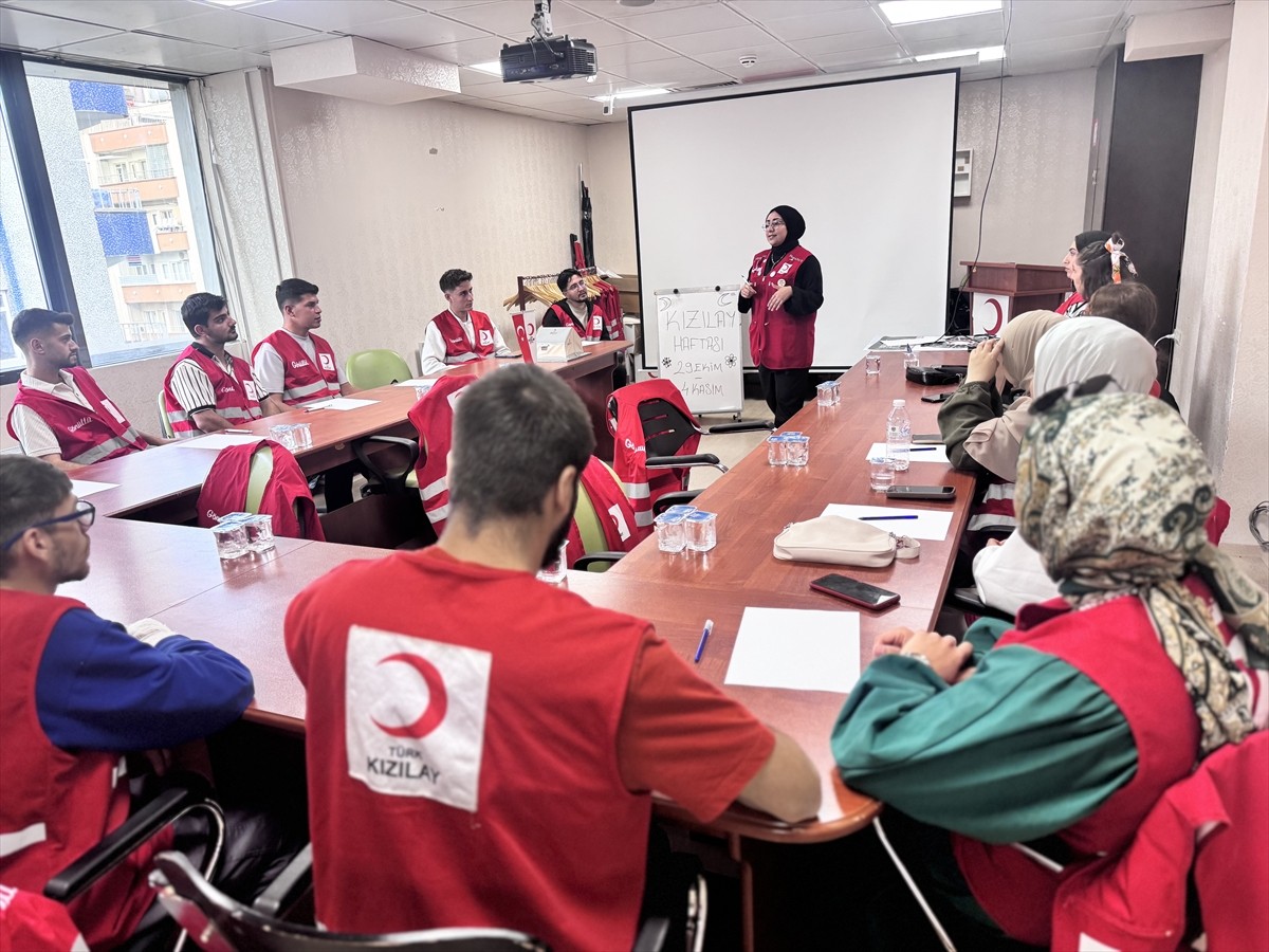 Siirt'te 19 yaşındaki üniversite öğrencisi Nur Helin Adar, Kızılay gönüllüsü olmasını sağladığı...