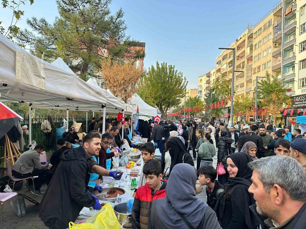 SİİRT'TE GAZZE HALKI İÇİN İKİ GÜNDE 2 MİLYON 758 BİN LİRA YARDIM TOPLANDI.