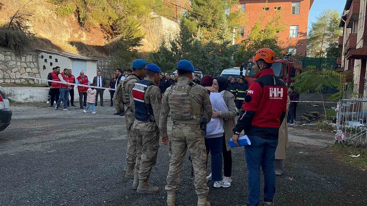 SİİRT'TE GERÇEKLEŞTİRİLEN DEPREM TATBİKATI GERÇEĞİNİ ARATMADI. TATBİKATA KATILAN GÖREVLİLER...