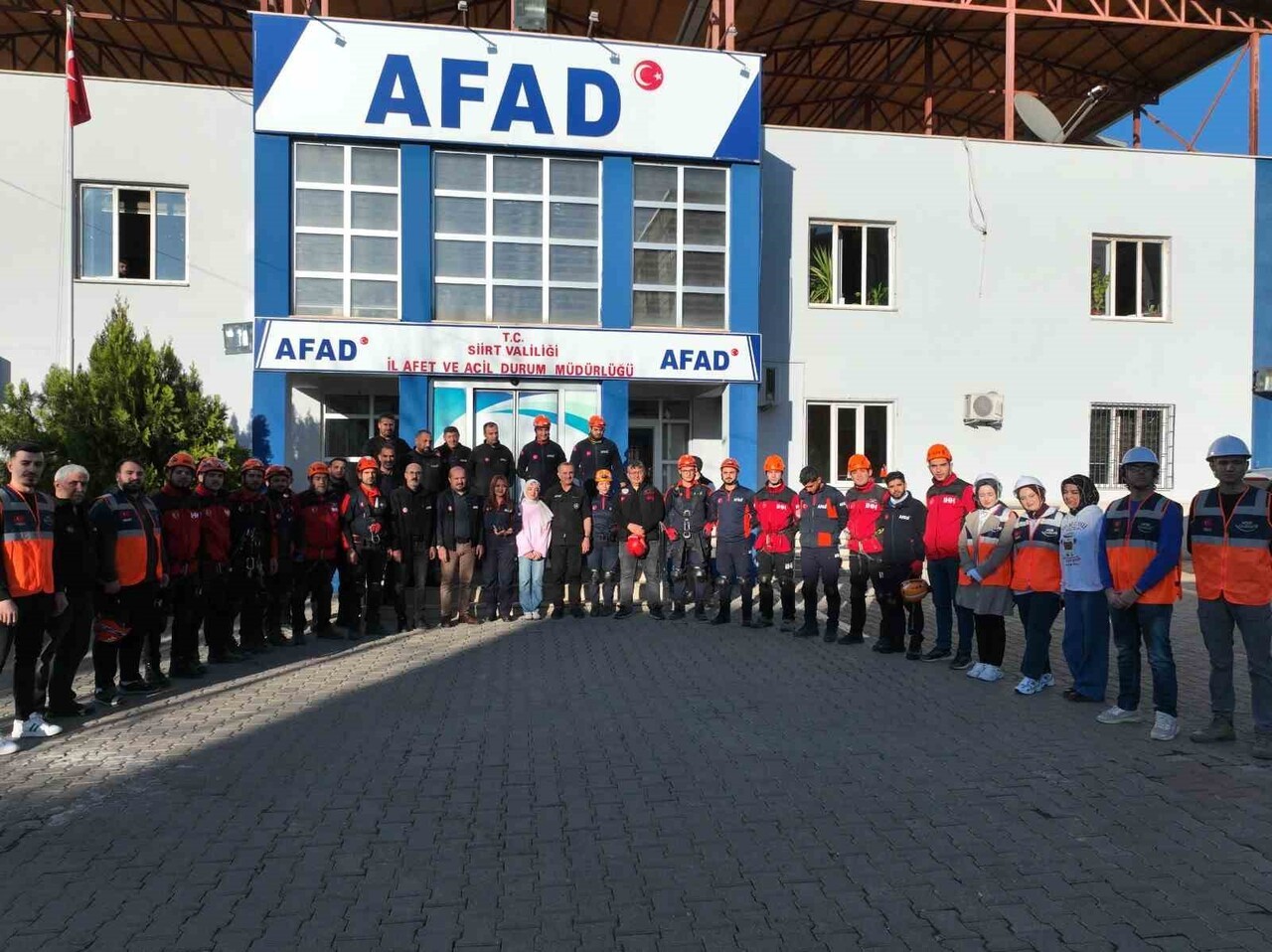 SİİRT'TE GERÇEKLEŞTİRİLEN DEPREM TATBİKATI GERÇEĞİNİ ARATMADI. TATBİKATA KATILAN GÖREVLİLER...