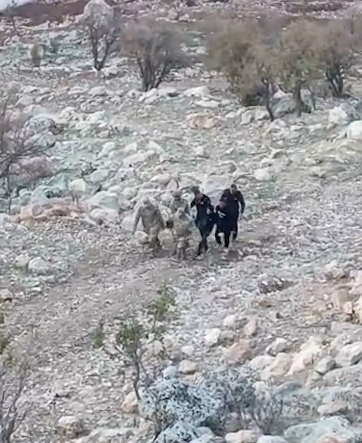 SİİRT’İN ERUH İLÇESİNDE ARACIN ŞARAMPOLE DEVRİLMESİ SONUCU 1’İ AĞIR, 4 KİŞİ...