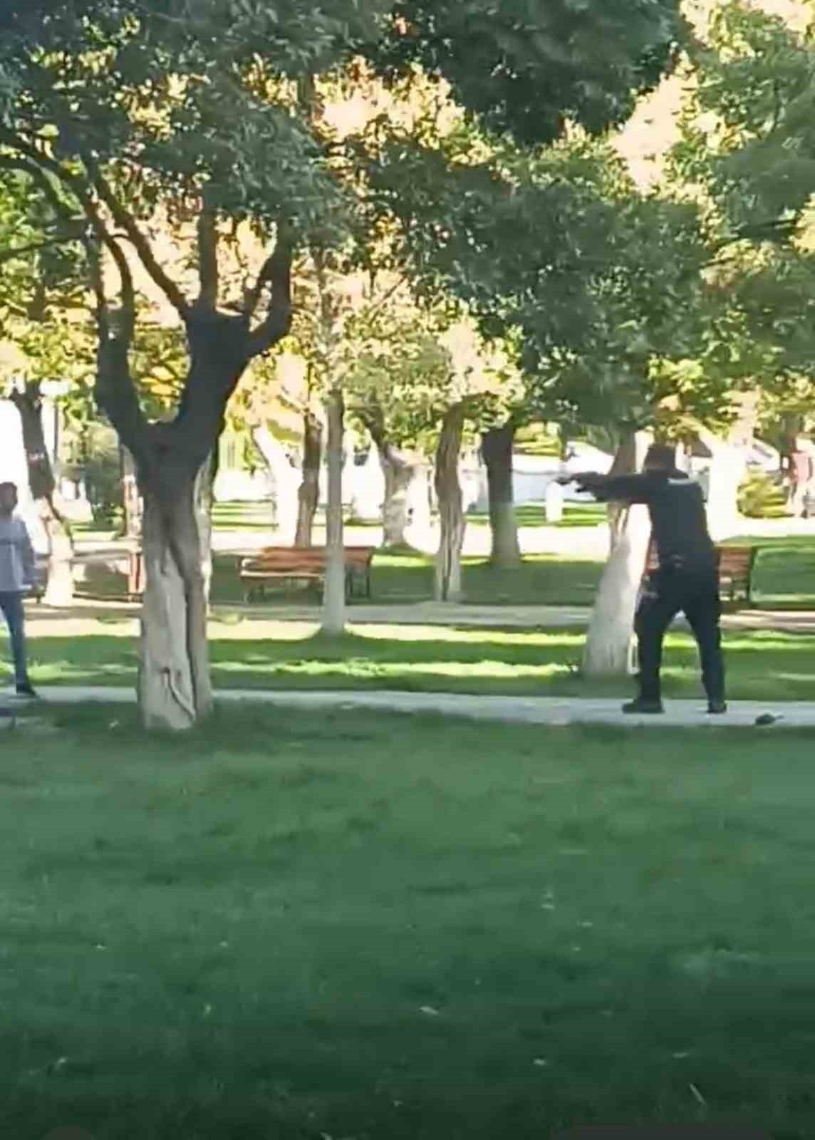 SİİRT’İN KURTALAN İLÇESİNDE ZİHİNSEL ENGELLİ BİR GENÇ, ELİNDEKİ BIÇAKLA VATANDAŞLARA...