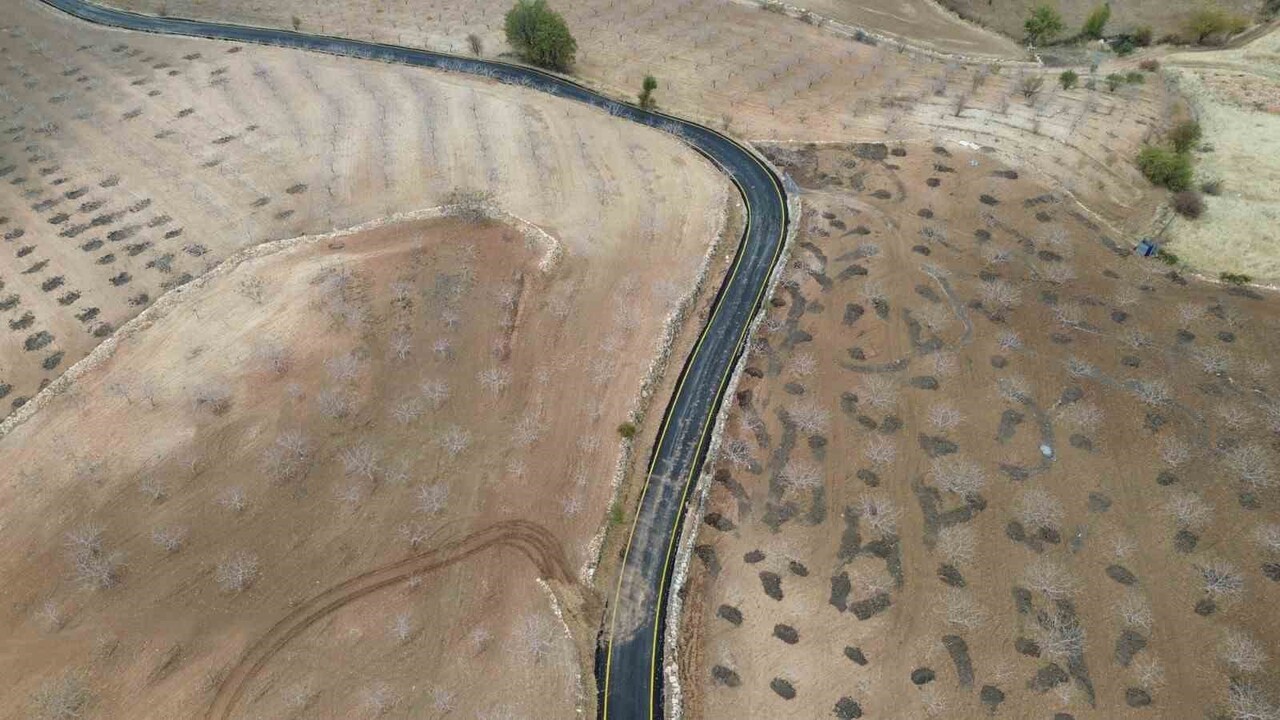 SİİRT’İN TİLLO İLÇESİNDE TOPLAM 8 BİN 400 METRE BİTÜMLÜ SICAK KARIŞIM (BSK) ASFALT ÇALIŞMASI...