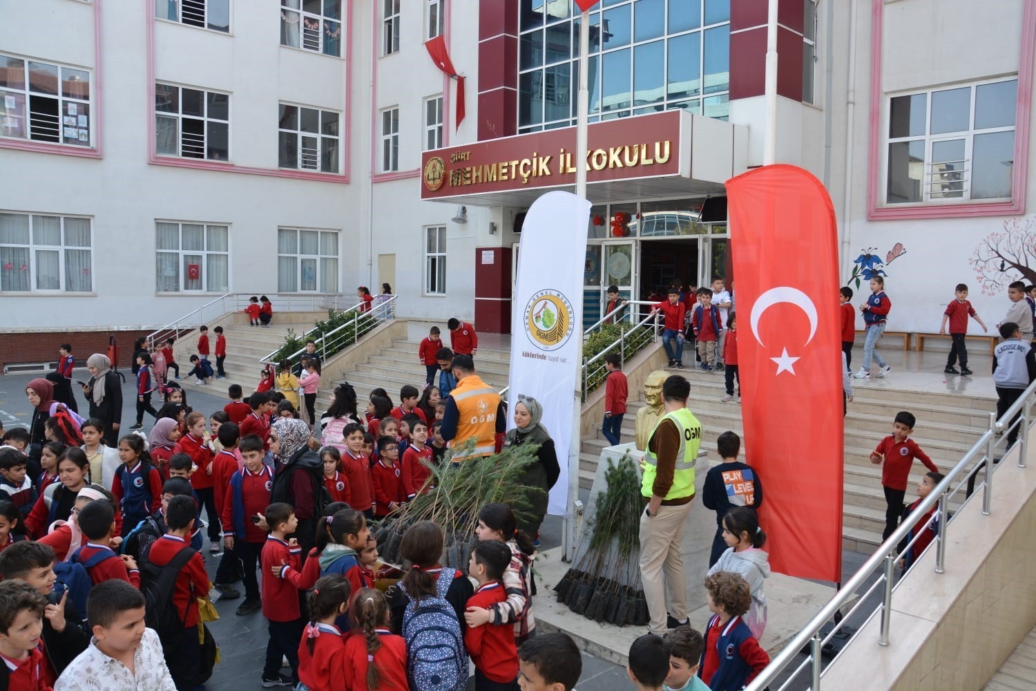 SİİRT ORMAN İŞLETME MÜDÜRLÜĞÜ EKİPLERİ, İLKOKUL ÖĞRENCİLERİNE FİDAN DAĞITTI.