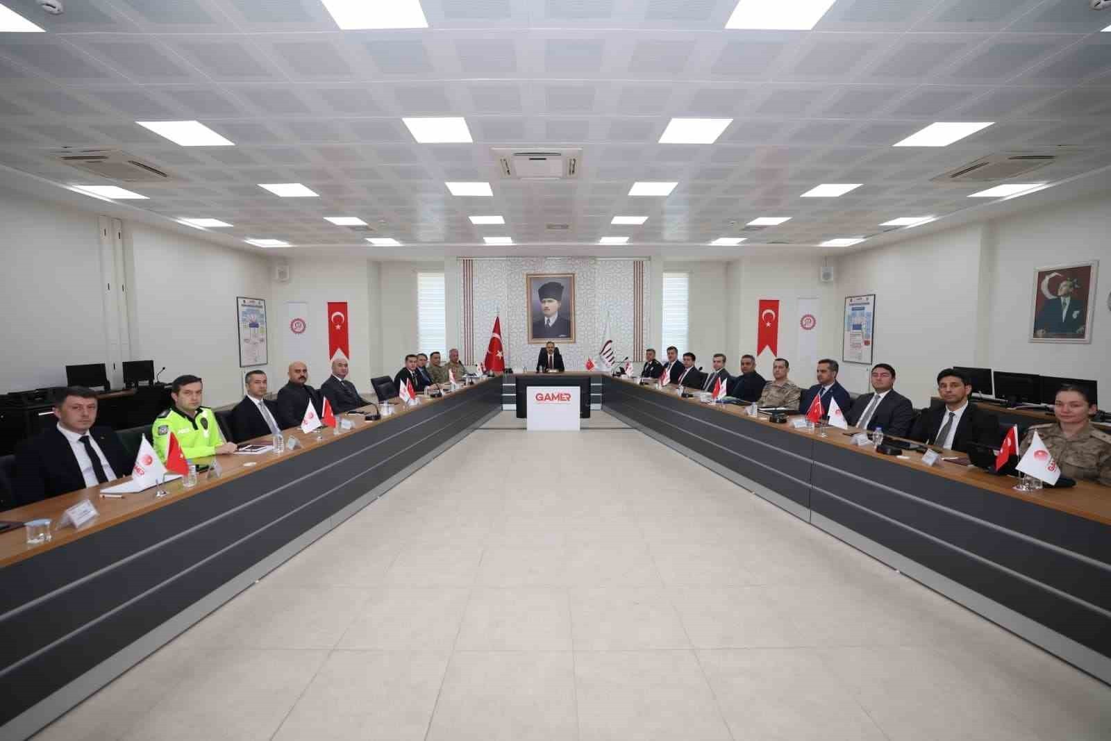 SİİRT VALİDİ KEMAL KIZILKAYA, EKİM ASAYİŞ VE GÜVENLİK TOPLANTISINDA SUÇ OLAYLARININ YÜZDE 98’İNİN...