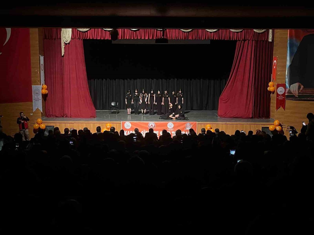 SİİRT VALİSİ KEMAL KIZILKAYA, KADINA YÖNELİK ŞİDDETTE KARŞI ULUSLARARASI MÜCADELE GÜNÜ’NDE...