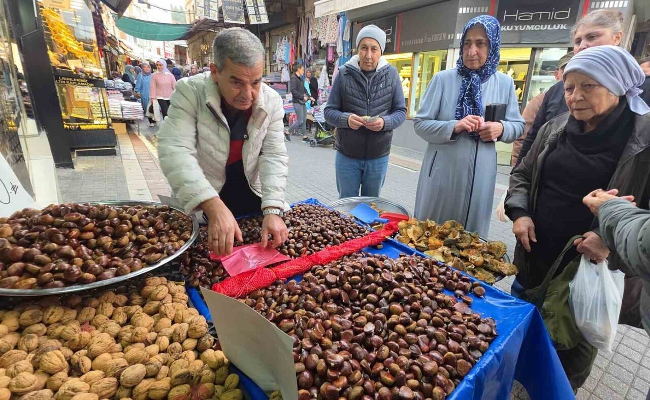 SİMAV KESTANESİ TEZGAHLARDA YERİNİ ALDI.