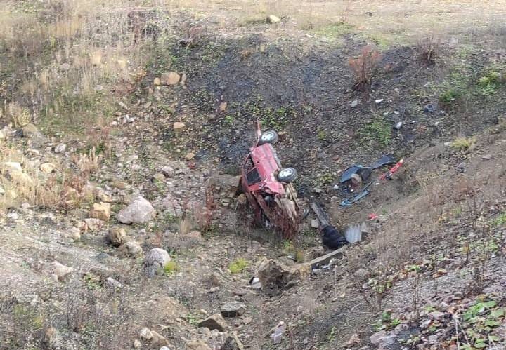 SİNOP’UN AYANCIK İLÇESİNDE DİREKSİYON HAKİMİYETİNİ KAYBEDEN OTOMOBİLİN UÇURUMA YUVARLANMASIYLA...