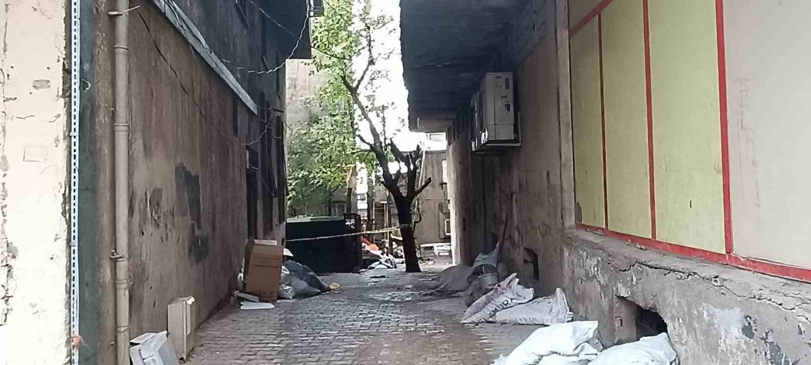 ŞIRNAK'TA BİR KİŞİ, GECE YARISI SOKAKTA TARTIŞI ŞAHSI BALTAYLA ÖLDÜREREK KAYIPLARA...