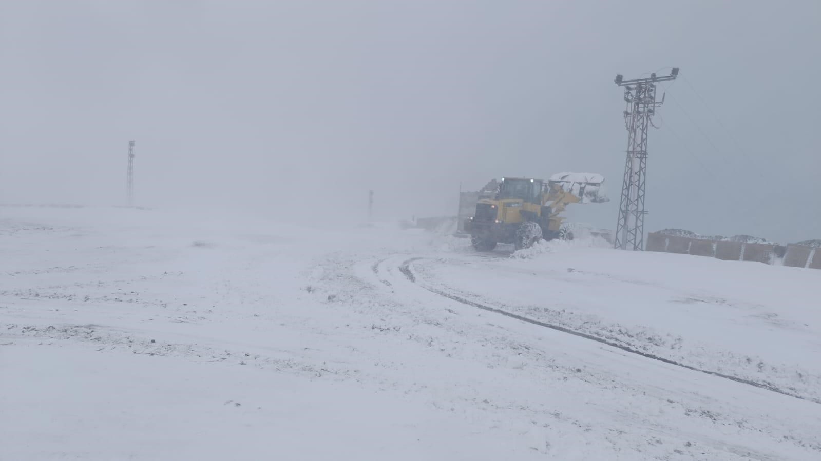ŞIRNAK'TA İKİ GÜNDÜR ETKİLİ OLAN ŞİDDETLİ YAĞIŞ YERİNİ KAR'A BIRAKTI. HER YER BEYAZA...